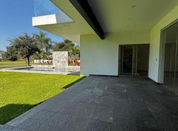 Casa · 350m² · 4 Recámaras · 2 Estacionamientos · Venta de Casa Dentro de Fraccionamiento Paraiso Country Club