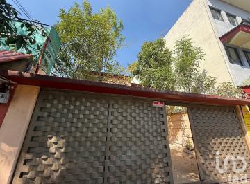 Casa · 260m² · 4 Recámaras · 2 Estacionamientos · Se Renta Casa con Uso de Suelo en Valle Dorado
