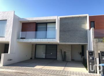 Casa · 261m² · 3 Recámaras · 2 Estacionamientos · Casa en Venta en Mallorca Park Zona Angelopolis