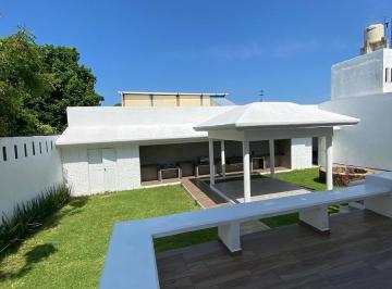 Casa · 451m² · 4 Recámaras · 1 Estacionamiento · Residencia en Col. Loma del Gallo