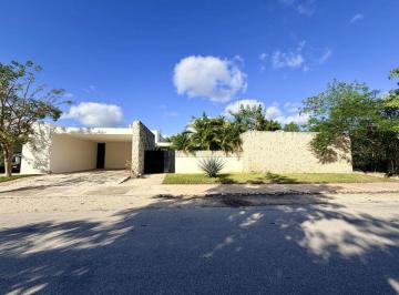 Casa de 3 habitaciones, Mérida · Casa de un Piso, con Amplio Terreno y Áreas Verdes, en Privada.