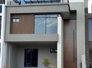 Casa de 4 habitaciones, Irapuato · Casa en Venta en Residencial Lombardía $6,500,000