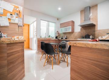 Casa · 302m² · 5 Recámaras · 4 Estacionamientos · Casa en Venta en Santa Margarita Residencial, Valle Esmeralda, Zapopan Jal