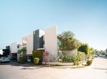 Casa · 302m² · 5 Recámaras · 4 Estacionamientos · Santa Margarita Residencial, Valle Esmeralda