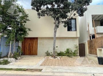 Casa · 250m² · 3 Recámaras · 2 Estacionamientos · Casa en Venta en Via Cumbres Cancun