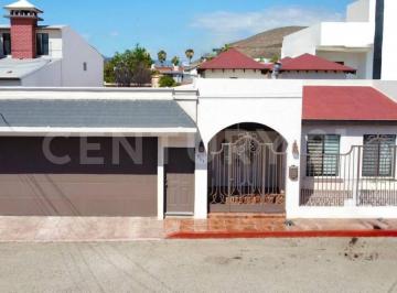 Casa · 261m² · 3 Recámaras · 5 Estacionamientos · Casa en Venta en Fraccionamiento Valle Dorado en Ensenada, Baja California