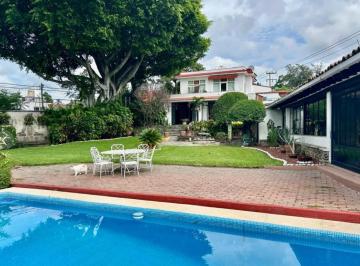 Casa · 709m² · 8 Recámaras · 6 Estacionamientos · Casa en Fraccionamiento Lomas de Atzingo