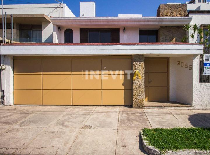 Casa · 332m² · 4 Recámaras · 2 Estacionamientos