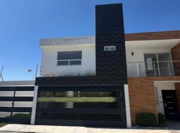 Casa · 210m² · 3 Recámaras · 2 Estacionamientos · Casa en Venta