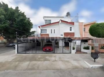 Casa · 445m² · 5 Recámaras · 4 Estacionamientos · Casa en Venta en Esquina, Providencia, Guadalajara, Jalisco