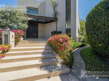 Casa · 1135m² · 4 Recámaras · 8 Estacionamientos · Casa Venta en El Campanario