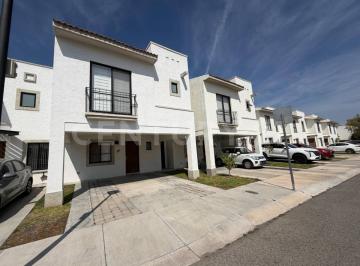 Casa en condominio · 145m² · 3 Recámaras · 2 Estacionamientos · Casa en Renta en Zakia Residencial