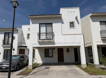 Casa en condominio · 145m² · 3 Recámaras · 2 Estacionamientos · Renta de Casa Amueblada en Zakia Residencial