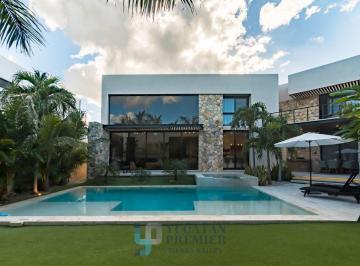 Casa en condominio de 4 habitaciones, Mérida · En Venta Lujosa Residencia en Privada Tumin en Yucatan Country Club