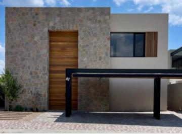 Casa · 450m² · 4 Recámaras · 4 Estacionamientos · Casa en Venta Zona Exclusiva Altozano