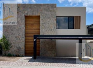 Casa · 450m² · 4 Recámaras · 4 Estacionamientos · Casa en Venta Zona Exclusiva Altozano