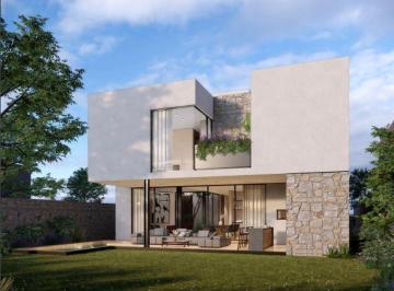 Casa · 424m² · 4 Estacionamientos · Venta de Residencia Altozano 424 m² de Construccion