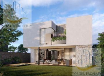 Casa · 424m² · 4 Estacionamientos · Venta de Residencia Altozano 424 m² de Construccion