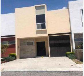 Casa · 123m² · 3 Recámaras · 2 Estacionamientos · Venta de Casa Altos del Marques, Qro