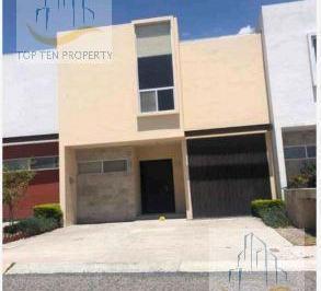 Casa · 123m² · 3 Recámaras · 2 Estacionamientos · Venta de Casa Altos del Marques, Qro