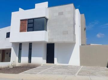 Casa · 174m² · 3 Recámaras · 2 Estacionamientos · Venta de Casa en El Refugio 174 m²