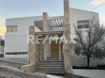 Casa de 3 habitaciones, Corregidora · Casa en Venta Vista Real Country Club Querétaro con Terraza, Cava y Jardín