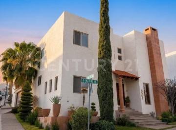 Casa · 299m² · 3 Recámaras · 2 Estacionamientos · Casa en Venta en Fracc. Valle del Angel en Chihuahua, Chihuahua