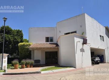 Casa · 500m² · 3 Recámaras · 3 Estacionamientos · Casa en Venta en Condominio Privado Dentro de El Campanario