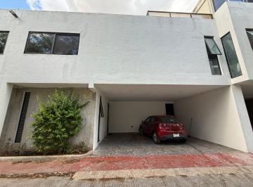 Fachada principal · Townhouse en Renta en Cholul