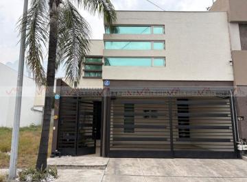 Casa · 230m² · 3 Recámaras · 2 Estacionamientos · Casa en Renta en Cumbres Elite Monterrey