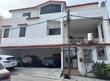 Casa · 584m² · 3 Recámaras · 3 Estacionamientos · Casa en Venta en Colonial La Sierra