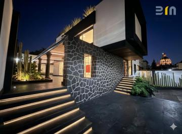 Casa · 1000m² · 4 Recámaras · 6 Estacionamientos · San Ángel. Casa en Venta