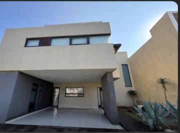 Casa · 3 Recámaras · 2 Estacionamientos · Casa en Lomas de La Rioja