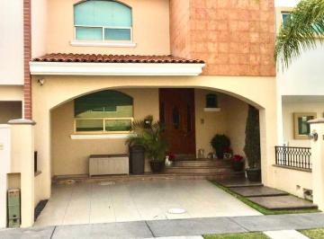 Casa de 3 habitaciones, Zapopan · Casa en Venta en Paseos del Sol