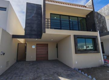 Casa · 216m² · 4 Recámaras · 2 Estacionamientos · Se Vende Casa en Fracc El Sauco Haras Residencial del Sur en Puebla