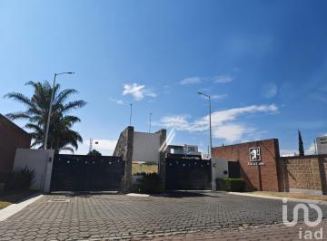 Casa · 244m² · 4 Recámaras · 2 Estacionamientos · Se Vende Casa en Fracc Real de Cortes en San Pedro Cholula Puebla