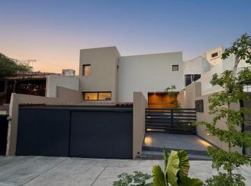 Casa de 4 habitaciones, Guadalajara · Estrena Espectacular Residencia Completamente Renovada en Providencia