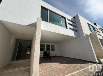 Casa · 238m² · 3 Recámaras · 2 Estacionamientos · Casa en Venta en San José Xilotzingo Puebla México