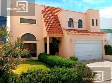 Casa · 253m² · 2 Estacionamientos · Casa en Venta en El Campanario