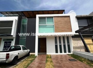 Casa · 270m² · 4 Recámaras · 2 Estacionamientos · Casa en Venta en Juriquilla