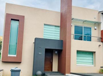 Casa · 314m² · 3 Recámaras · 3 Estacionamientos · En Privado Pasando La Uvaq, Amplias Areas Verdes