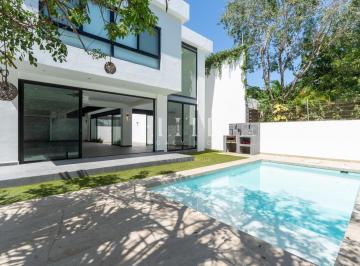 Casa · 435m² · 4 Recámaras · 2 Estacionamientos · Casa de Lujo en Venta en Residencial Playa Magna 4 Recamaras con Alberca.