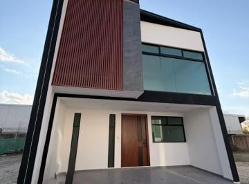 Casa en condominio · 235m² · 3 Recámaras · 2 Estacionamientos · Casa Nueva en Venta con Doble Altura Antigua Cementera Puebla