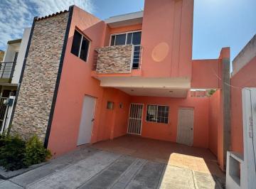 Casa · 2 Estacionamientos · Casa en Renta Paseos de Floresta