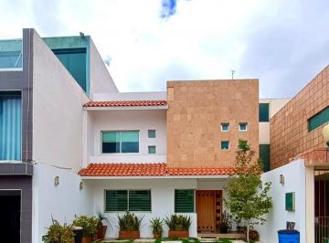 Casa · 220m² · 3 Recámaras · 2 Estacionamientos · Casa de 2 Niveles en Fraccionamiento Arboledas de San Javier, Pachuca, Hidalgo.
