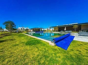 Casa · 255m² · 5 Recámaras · 3 Estacionamientos · Casa Nueva en Solares, Altanza