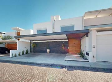 Casa · 475m² · 3 Recámaras · 3 Estacionamientos · Casa de Lujo en Venta Completamente Amueblada "Cumbres del Lago" Juriquilla Queretaro
