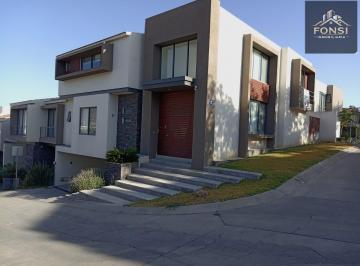 Casa · 345m² · 3 Recámaras · 4 Estacionamientos · Casa en Venta en Lomas del Molino II (Esquina)
