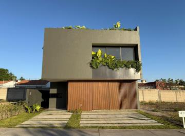 Casa en condominio · 227m² · 3 Recámaras · 3 Estacionamientos · Casa Moderna con Roof en Venta en El Edén Residencial Tlajomulco