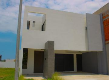 Casa · 214m² · 3 Recámaras · 2 Estacionamientos · Lomas del Dorado Casa en Venta Frente a Área Verde